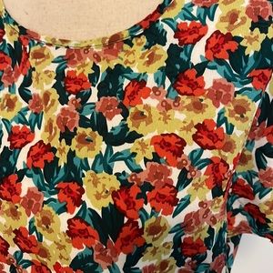 🌟BUY NOW 🌟Like new small colorful Shein floral shirt, short sleeves.